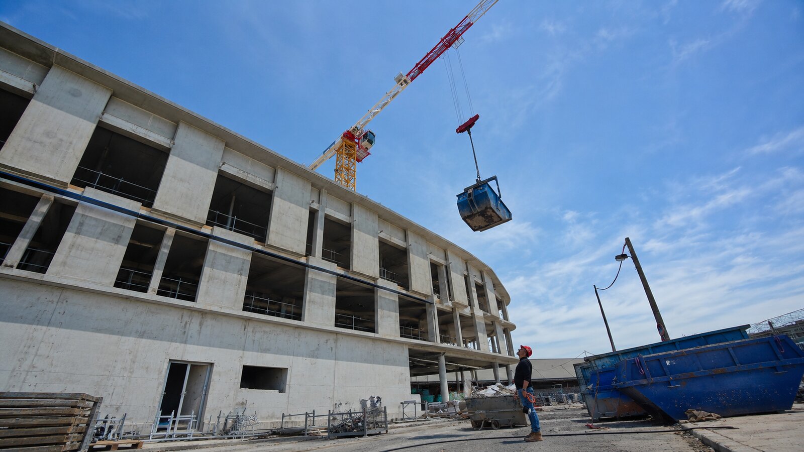 Charge suspendue à la grue passant au-dessus d'un compagnon — chantier Fayat Marseille