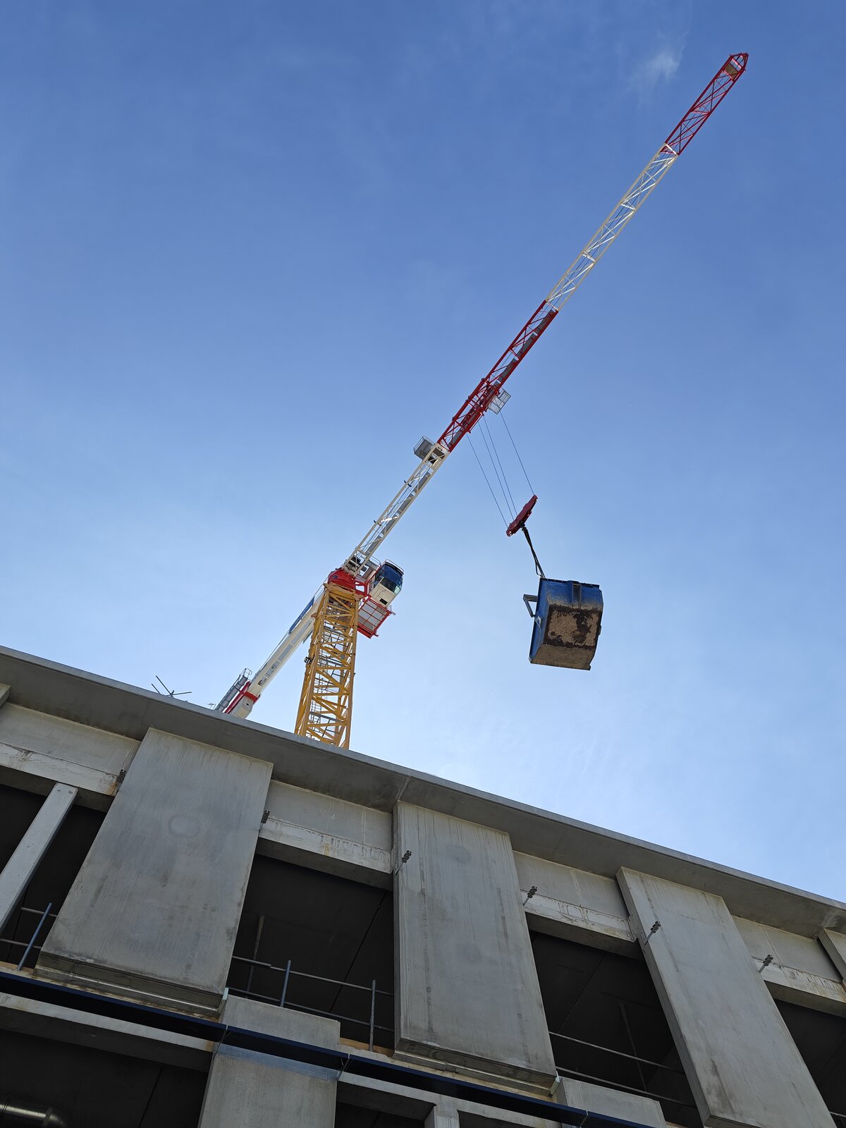 Grue à tour en opération